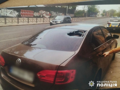 64-річний житель Одеси погрожував ножем і сокирою та пошкодив чуже авто (фото)