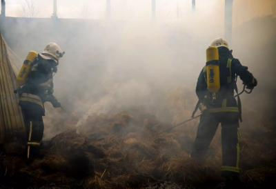 60 тонн сіна знищено через загоряння ангару на Білоцерківщині (ФОТО)